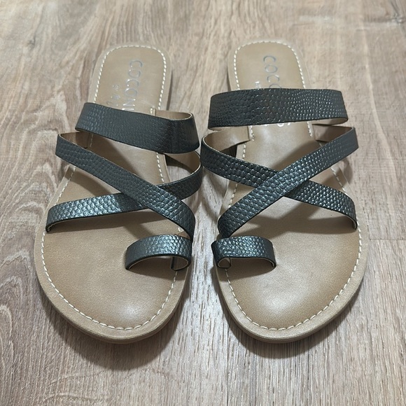 COCONUTS BY MATISSE | Catalina Silver Metallic Strappy Sandals - Picture 3 of 5